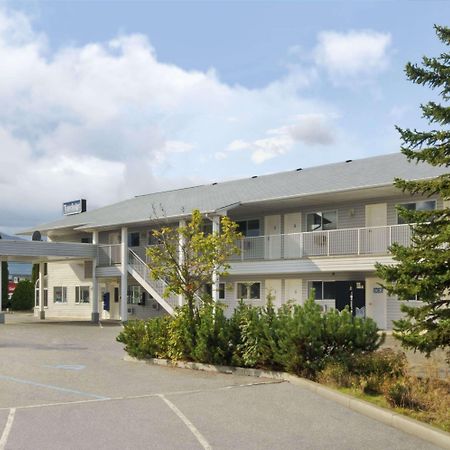 Travelodge By Wyndham Salmon Arm Bc Exterior photo