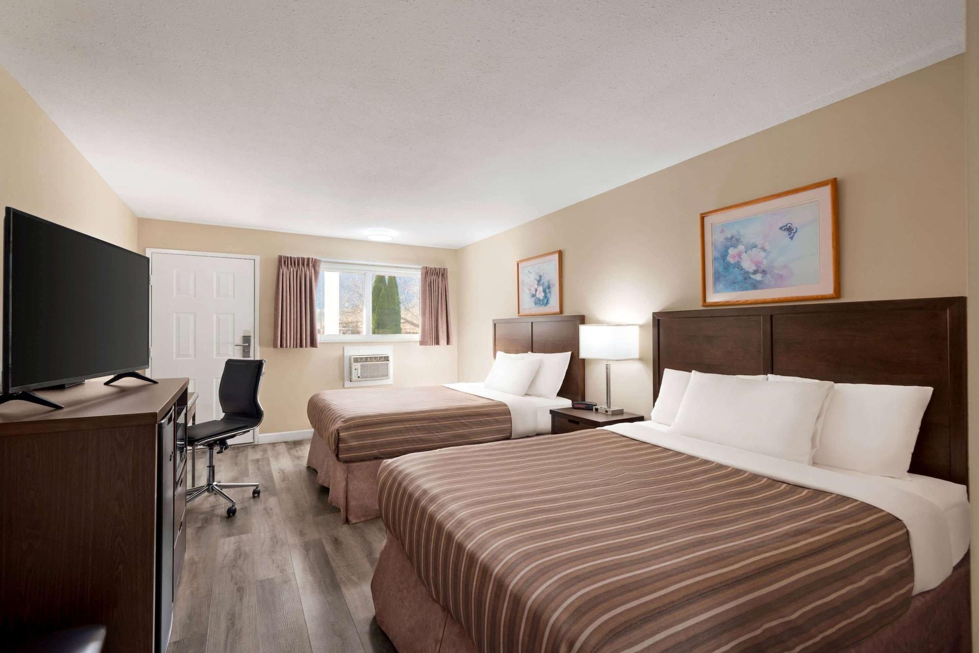 Travelodge By Wyndham Salmon Arm Bc Exterior photo