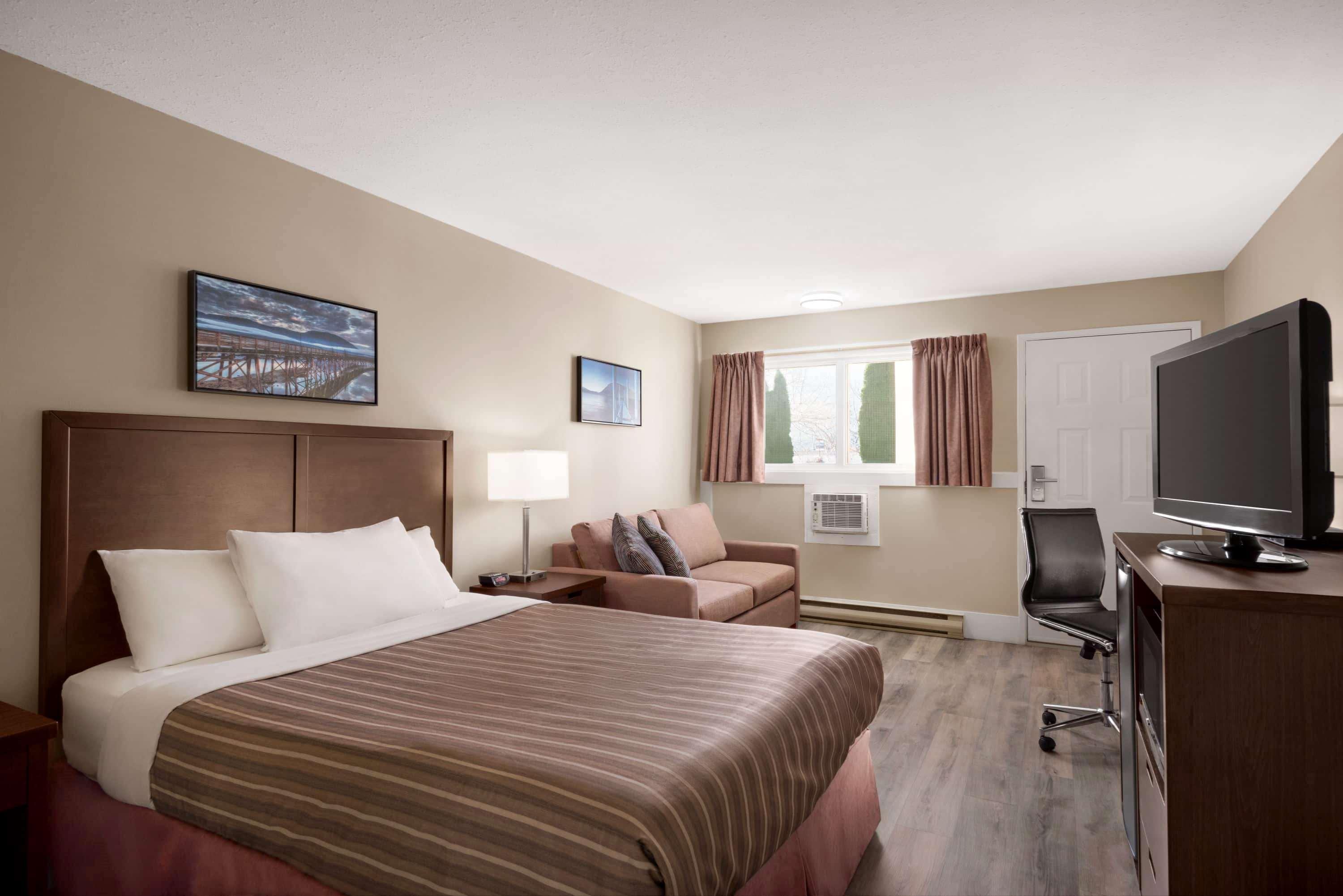 Travelodge By Wyndham Salmon Arm Bc Exterior photo