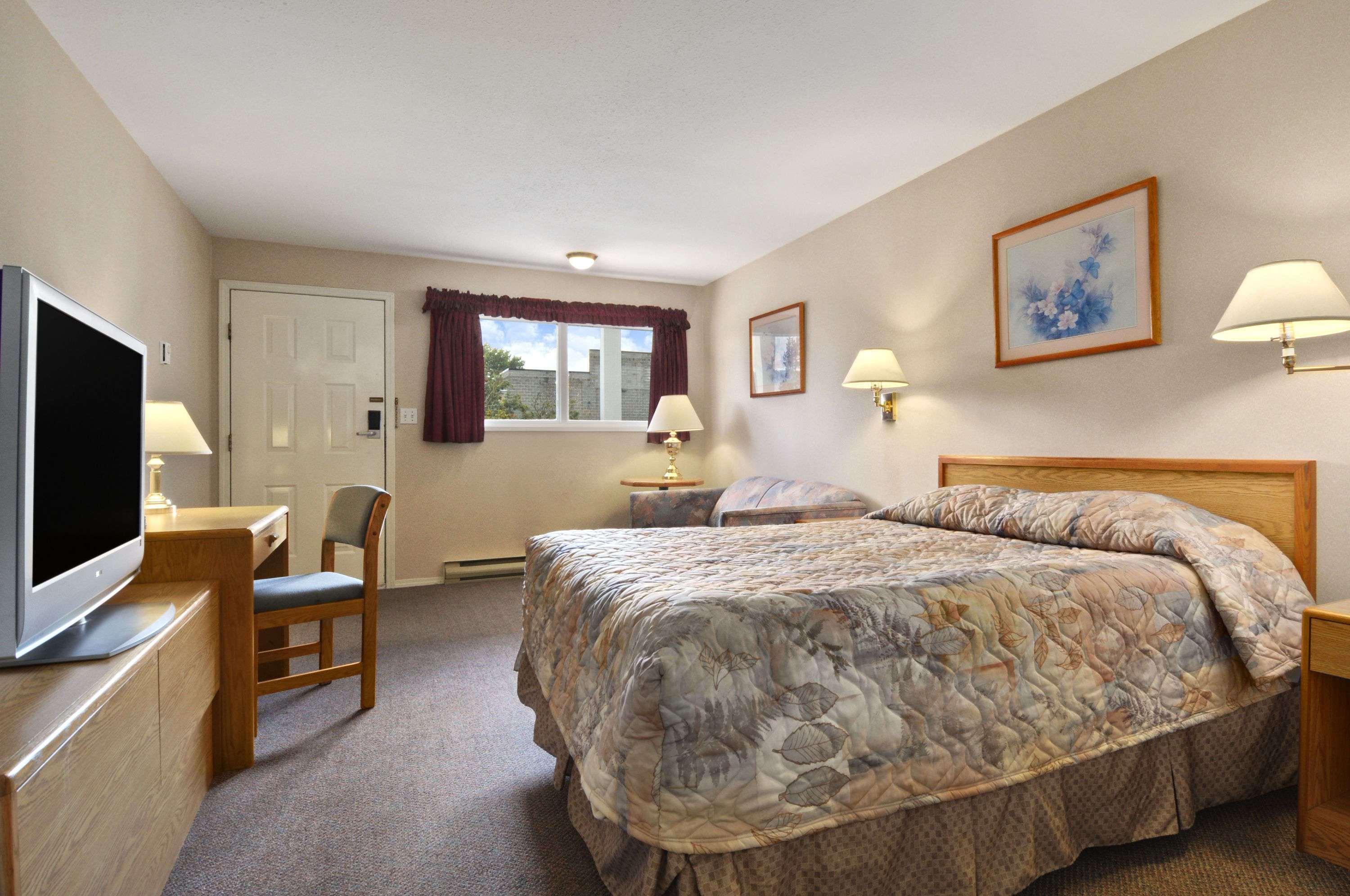 Travelodge By Wyndham Salmon Arm Bc Exterior photo