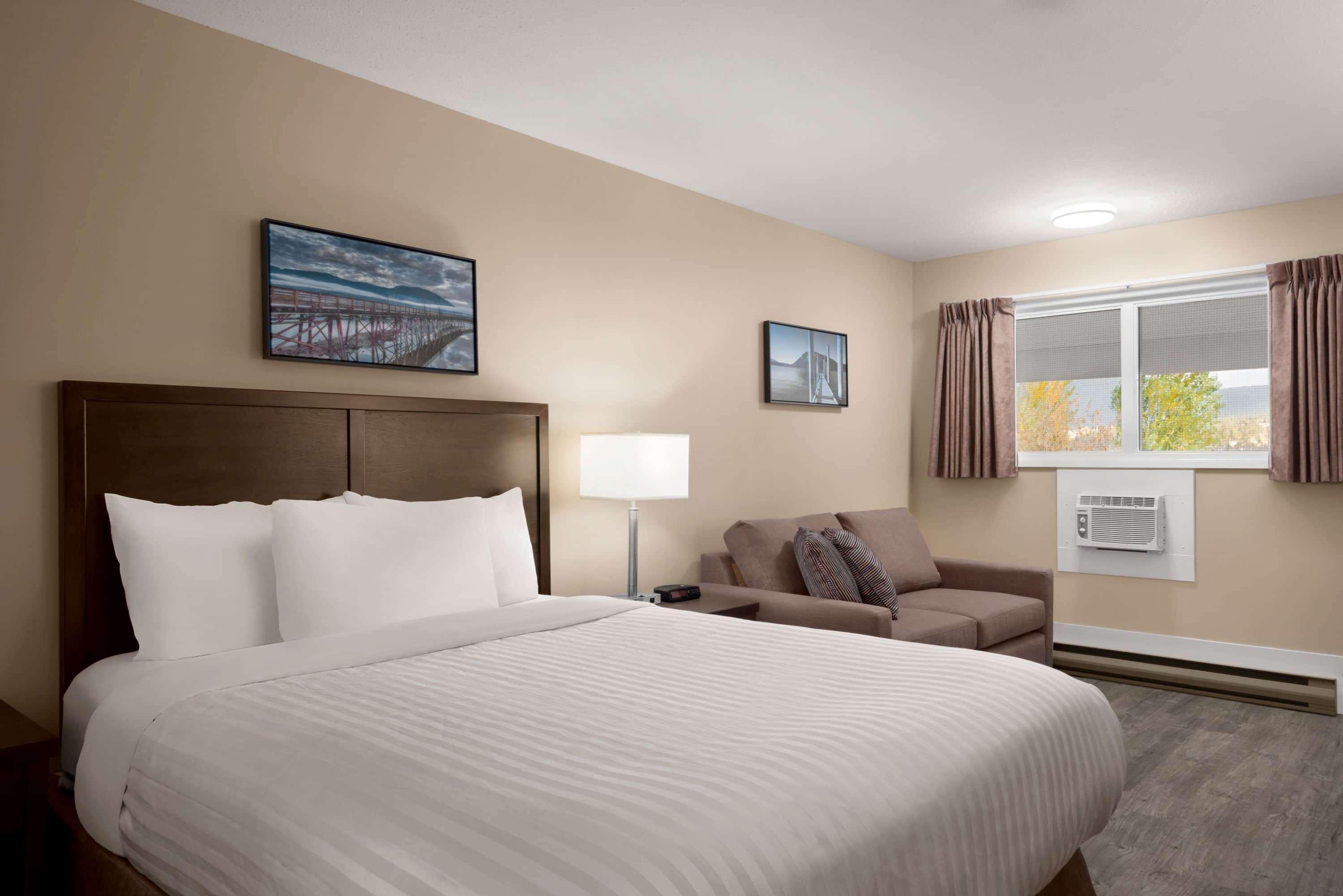 Travelodge By Wyndham Salmon Arm Bc Exterior photo