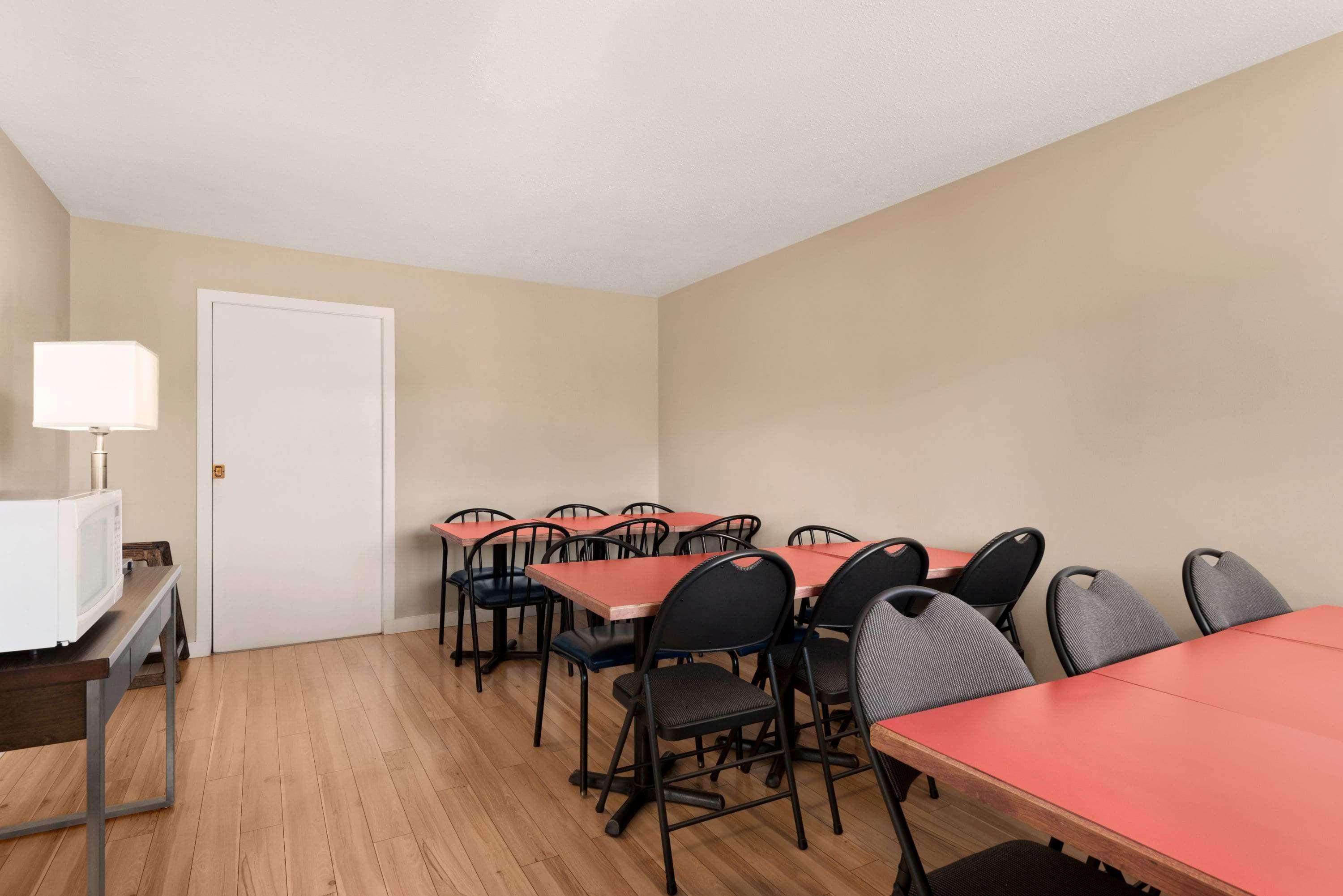 Travelodge By Wyndham Salmon Arm Bc Exterior photo