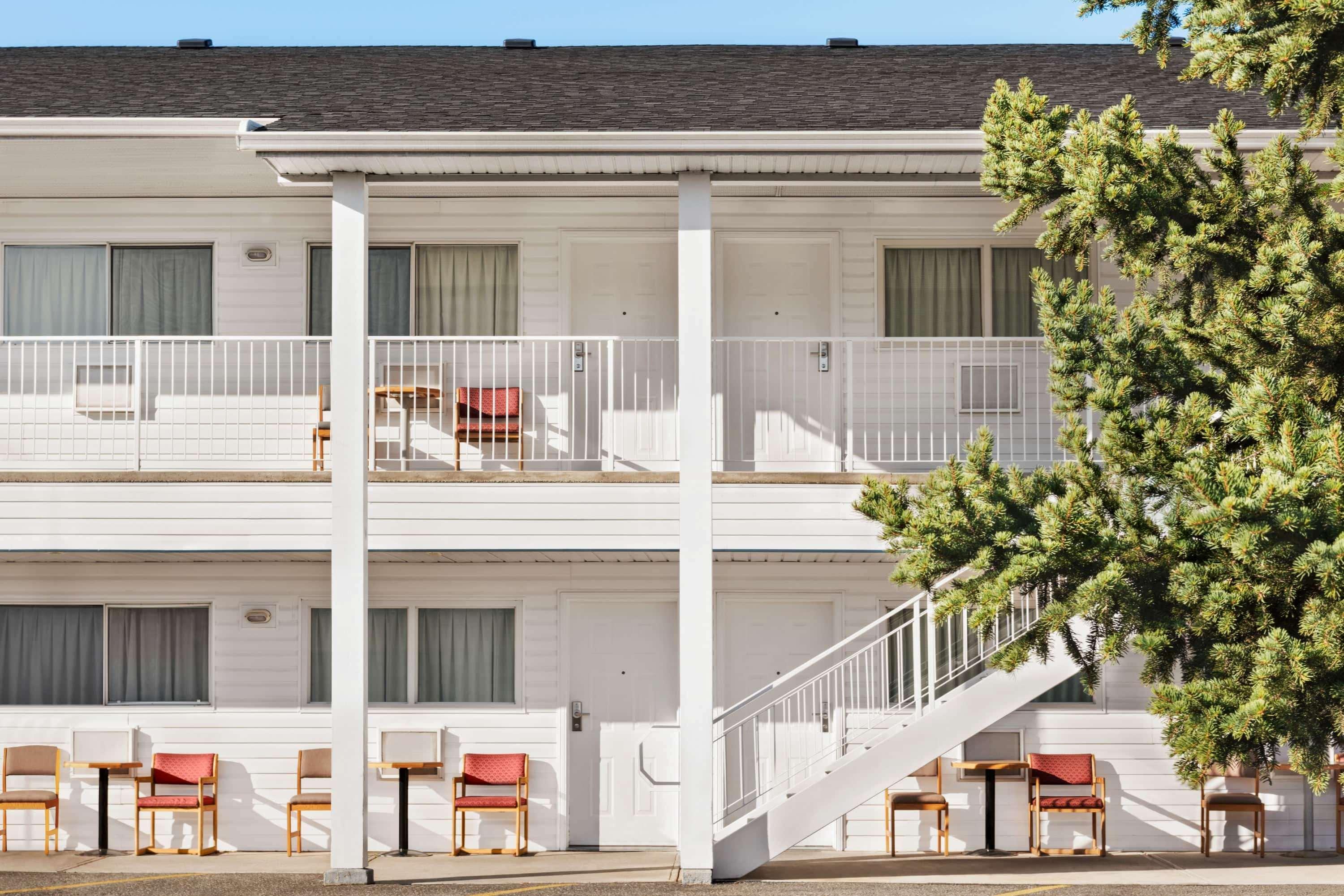 Travelodge By Wyndham Salmon Arm Bc Exterior photo