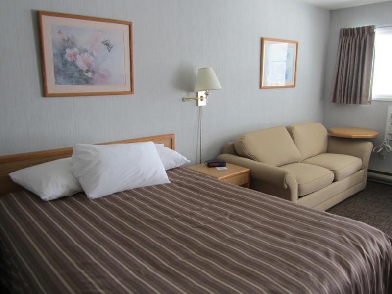 Travelodge By Wyndham Salmon Arm Bc Exterior photo