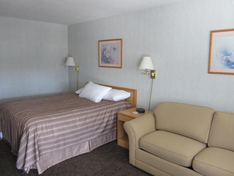 Travelodge By Wyndham Salmon Arm Bc Exterior photo